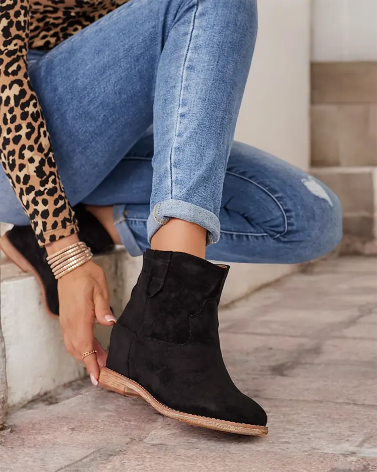 Black boots a'la cowgirls on a covered heel Patoria - Footwear