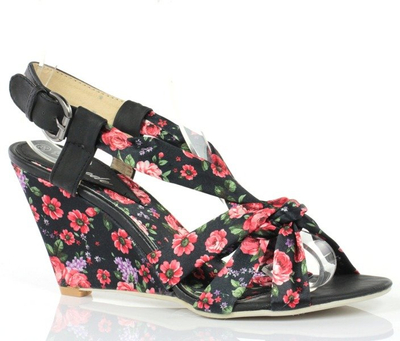 Czarne sandały na koturnie - Obuwie