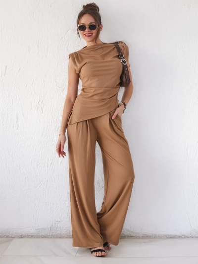 Royalfashion Женский рибанный комплект с асимметричным безрукавным блузоном и расклешенными брюками