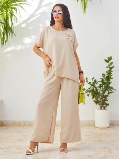 Royalfashion Sieviešu komplekts ar īsām piedurknēm, dekoratīvu ziedu un platām biksēm