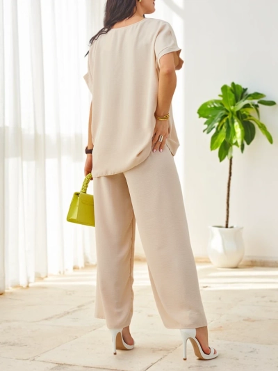 Royalfashion Sieviešu komplekts ar īsām piedurknēm, dekoratīvu ziedu un platām biksēm