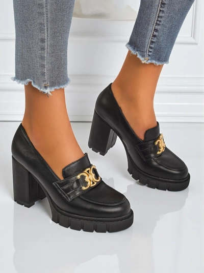 Babůske czůłenka Nero Aurora na słupku ze złotům klamrům, skůra eko