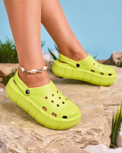 Royalfashion Neona zaļas sieviešu čības ar ažūru apdari Mightty