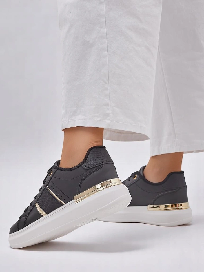 Royalfashion Women's sports sneakers on a thicker sole Montanas