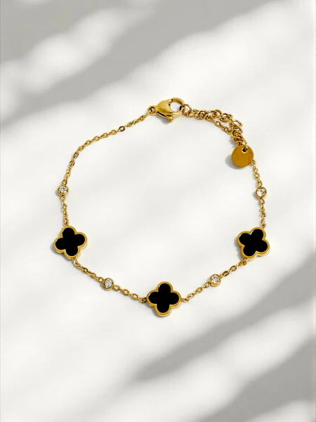 Aurelia Bianca aproce ar ziediem melnās pērles tonī, zeltīta