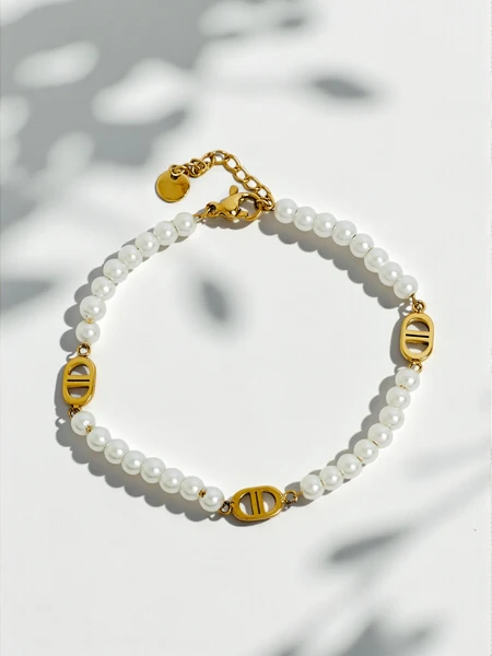 Aurelia Bianca Bracelet in a white pearl shade, gold-plated