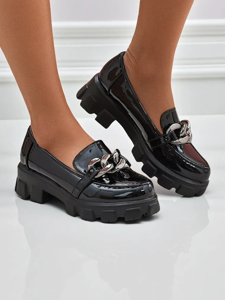 Damskie loafers Hera Nero z lakierowanej skóry eco z łańcuchem, wiosna