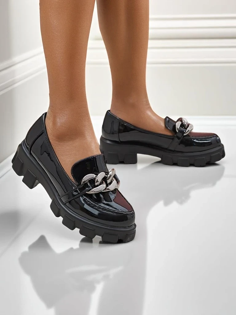 Damskie loafers Hera Nero z lakierowanej skóry eco z łańcuchem, wiosna