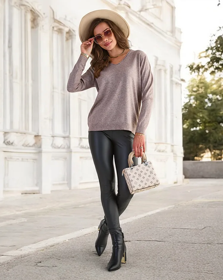 Royalfashion Коричнево-серый женский свитер с вырезом сердечком