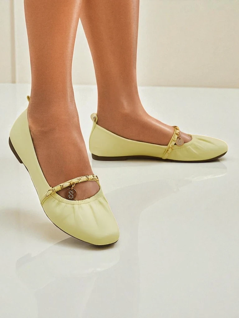 Женские балетки AURELIA Gialla с цепочкой желтого цвета, экокожа