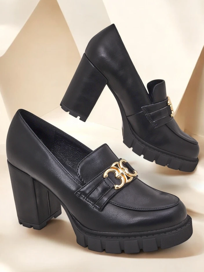 Babůske czůłenka Nero Aurora na słupku ze złotům klamrům, skůra eko