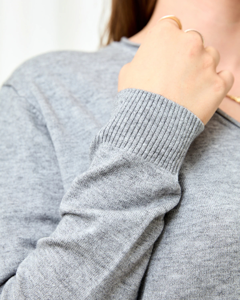 Royalfashion Серый женский свитер с вырезом сердечком