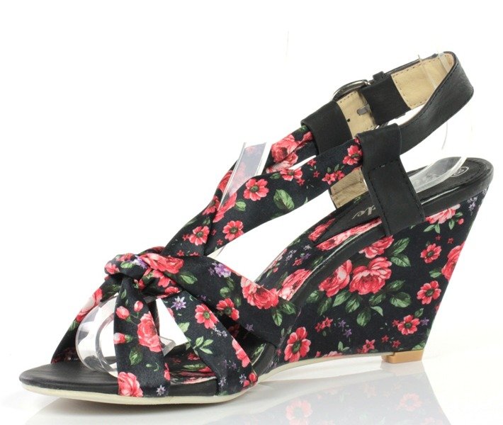 Czarne sandały na koturnie - Obuwie