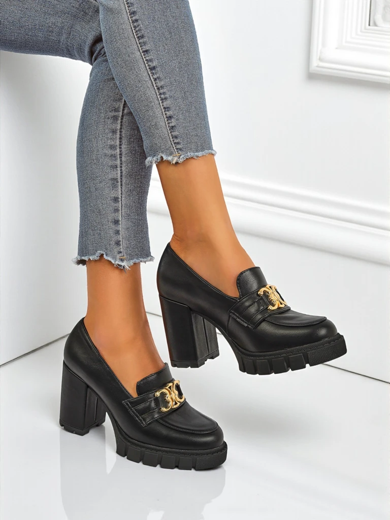 Babůske czůłenka Nero Aurora na słupku ze złotům klamrům, skůra eko