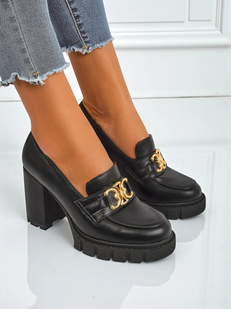 Babůske czůłenka Nero Aurora na słupku ze złotům klamrům, skůra eko