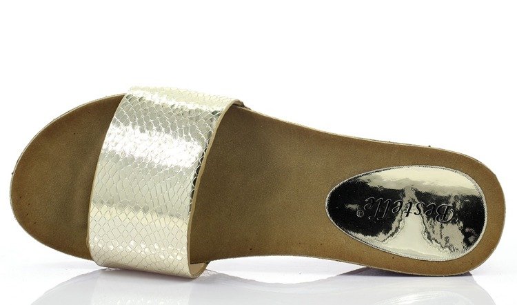 Złote klapki na koturnie Sademma - Obuwie