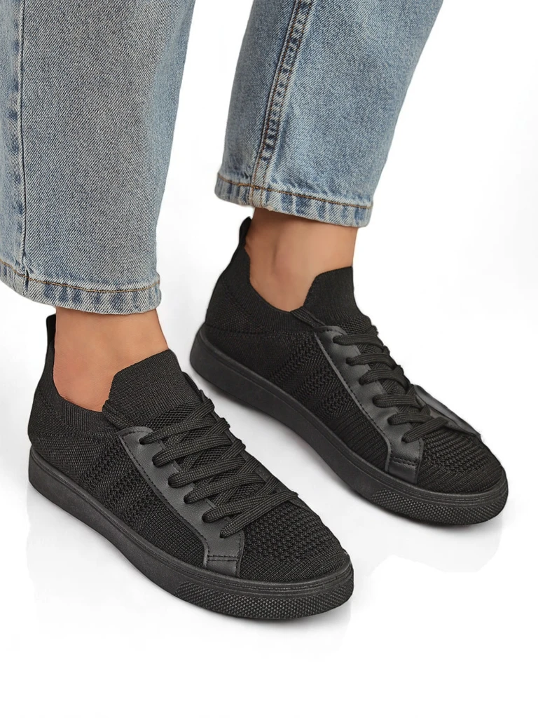 Gimnastaj ŝuoj por damoj Livia Nero - nigraj tenisŝuoj el ŝtofo kaj ekoledo sur plata plando