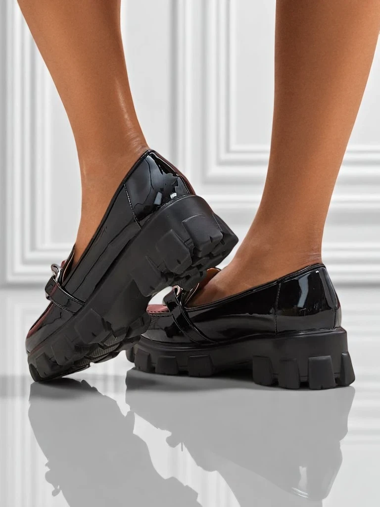 Damskie loafers Hera Nero z lakierowanej skóry eco z łańcuchem, wiosna