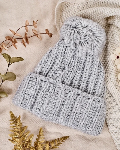 Royalfashion Women's knitted hat with pompom