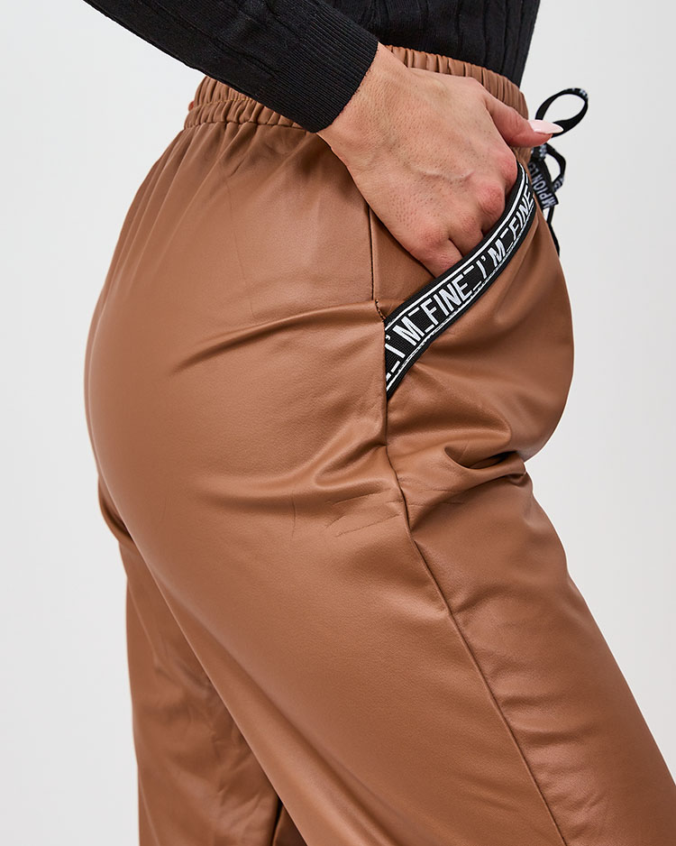 Royalfashion Свободные женские брюки из экокожи верблюжьего цвета